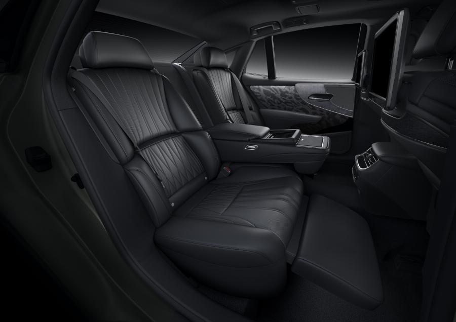 Интерьер Lexus LS500h AWD 2020 года  (WW) (фото 10 из 27)